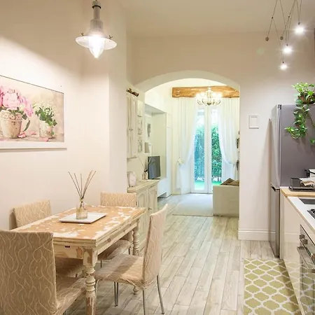 Stylish 2 Bedroom Flat - Garden Apartament *