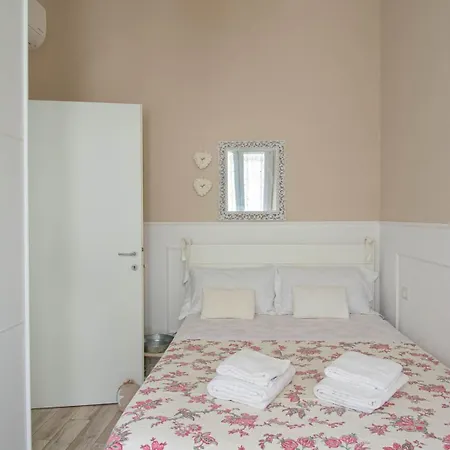 Stylish 2 Bedroom Flat - Garden