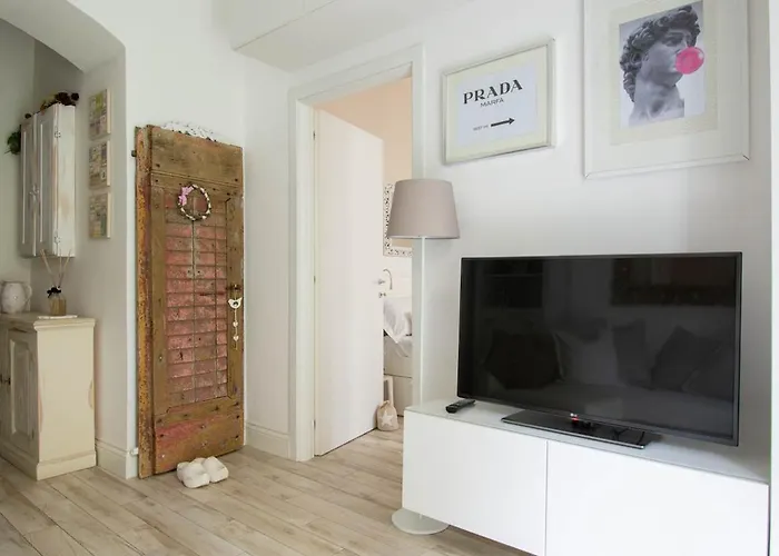 Stylish 2 Bedroom Flat - Garden