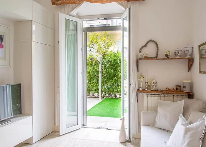Stylish 2 Bedroom Flat - Garden *